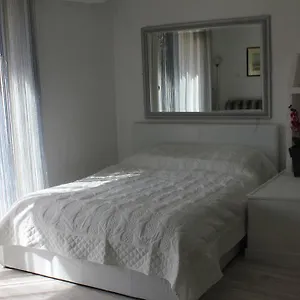 Studio De Charme Avec Sa Terrasse En Plein Coeur De , LʼIsle-sur-la-Sorgue France